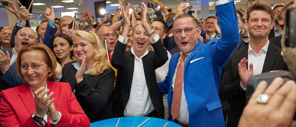 AfD-Chefs Alice Weidel (M.) und Tino Chrupalla (Mitte r.)