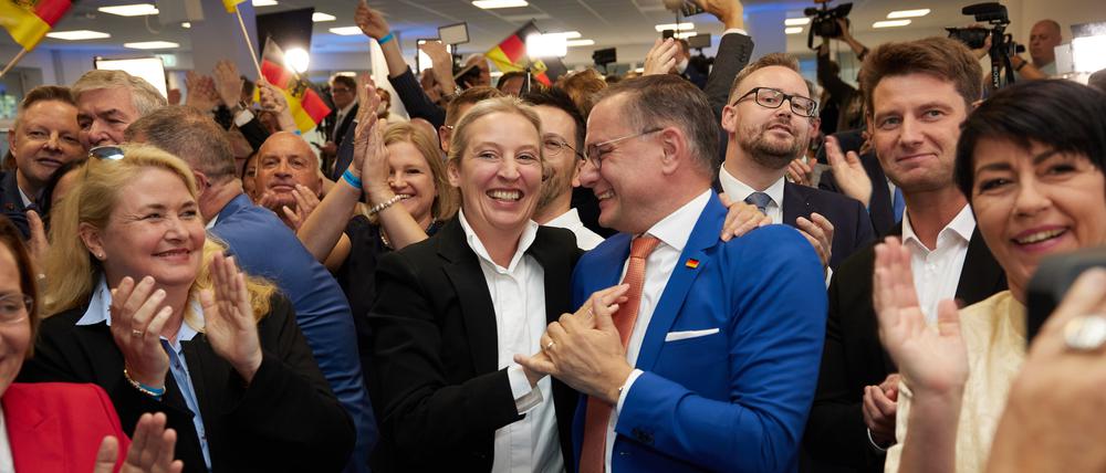Freude angesichts der ersten Hochrechnung: Alice Weidel (Mitte) und Tino Chrupalla (rechts daneben), beide AfD-Bundesvorsitzende, jubeln in der AfD-Parteizentrale bei der Prognose zur Europawahl.