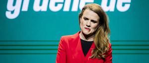 09.06.2024, Berlin: Terry Reintke, Spitzenkandidatin der Grünen für die Europawahl 2024, steht bei der Wahlparty der Grünen in der Columbiahalle, nachdem die ersten Hochrechnungen bekannt gegeben wurden, auf der Bühne. Die Europawahl begann am 6. Juni und in Deutschland wurde am 9. Juni gewählt. Foto: Christoph Soeder/dpa +++ dpa-Bildfunk +++