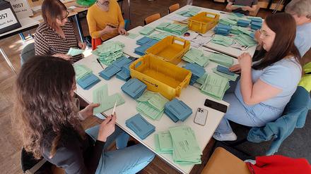 Auszählung Briefwahl Potsdam 2024 zur Europa- und Kommunalwahl in der Voltaire-Schule.