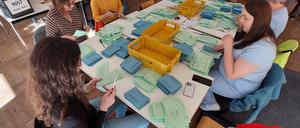Auszählung Briefwahl Potsdam 2024 zur Europa- und Kommunalwahl in der Voltaire-Schule.