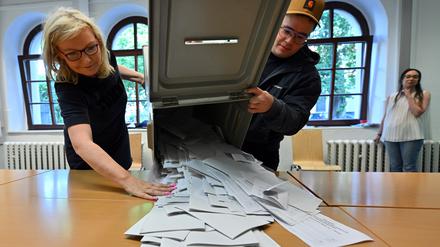 Wahlhelfer schütten die Wahlurne aus bei der Stichwahl und der Europawahl in einem Wahllokal in der Landeshauptstadt Thüringen. 
