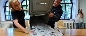 Wahlhelfer schütten die Wahlurne aus bei der Stichwahl und der Europawahl in einem Wahllokal in der Landeshauptstadt Thüringen.