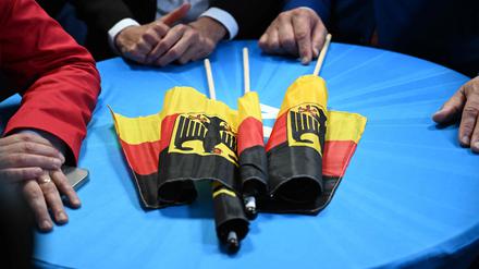 Deutschlandfahnen auf einem Tisch während des Wahlabends der rechtsextremen Alternative für Deutschland (AfD) nach der Europawahl in Berlin, am 9. Juni 2024.