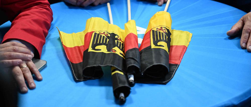 Deutschlandfahnen auf einem Tisch während des Wahlabends der rechtsextremen Alternative für Deutschland (AfD) nach der Europawahl in Berlin, am 9. Juni 2024.