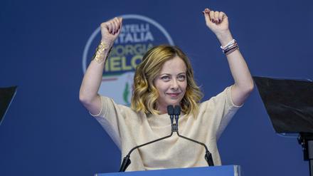 Die italienische Ministerpräsidentin Giorgia Meloni hält eine Rede auf einer Wahlkampfveranstaltung vor den EU-Parlamentswahlen (Archivbild).