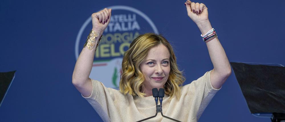 Die italienische Ministerpräsidentin Giorgia Meloni hält eine Rede auf einer Wahlkampfveranstaltung vor den EU-Parlamentswahlen (Archivbild).