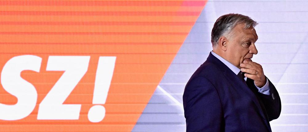 Der ungarische Ministerpräsident Viktor Orbán steht nach der Bekanntgabe der Teilergebnisse der Europaparlaments- und Kommunalwahlen in Budapest auf einer Bühne.
