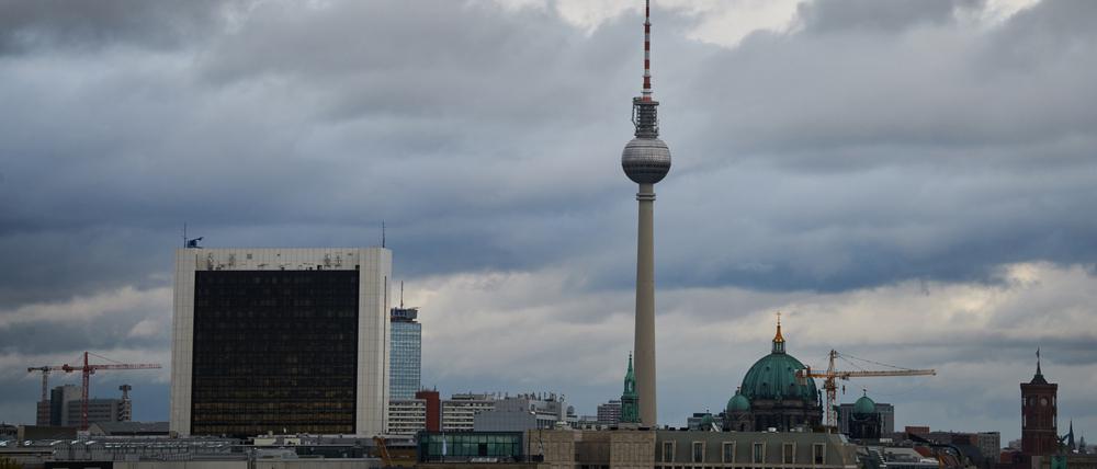 Wolken ziehen am Fernsehturm vorbei. Sonne, Wolken und etwas Wind bestimmen das Wetter zum Beginn der neuen Woche in Berlin und Brandenburg. 