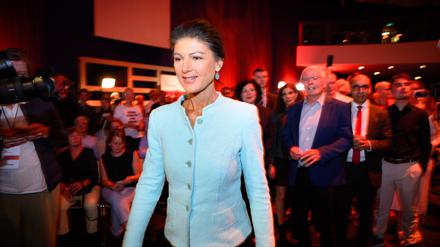 Sahra Wagenknecht, Parteivorsitzende des Bündnis Sahra Wagenknecht (BSW) geht nach den ersten Prognosen auf der Wahlparty des ·Bündnis Sahra Wagenknecht - Vernunft und Gerechtigkeit· (BSW) auf die Bühne. 