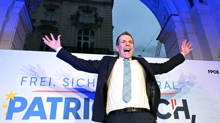 FPÖ-Spitzenkandidat Harald Vilimsky freut sich bei der Wahlparty der FPÖ.