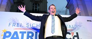 FPÖ-Spitzenkandidat Harald Vilimsky freut sich bei der Wahlparty der FPÖ.