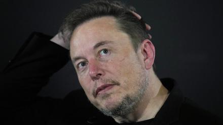 Elon Musk erscheint bei einer Veranstaltung mit dem britischen Premierminister Sunak. 