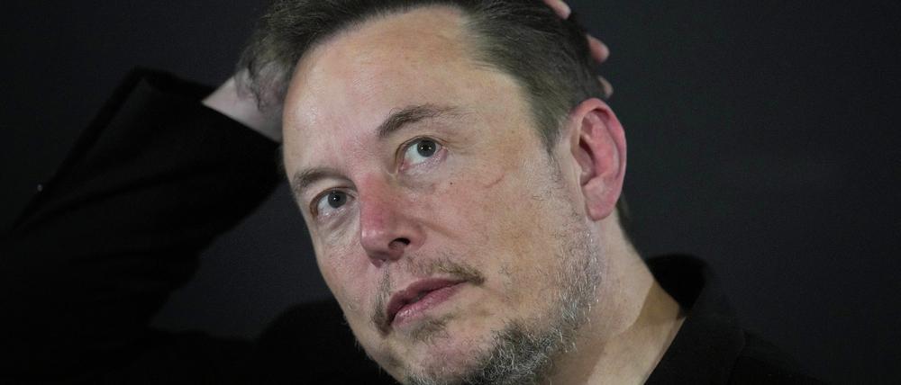 Elon Musk erscheint bei einer Veranstaltung mit dem britischen Premierminister Sunak.