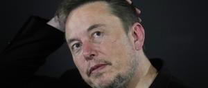 Elon Musk erscheint bei einer Veranstaltung mit dem britischen Premierminister Sunak. 