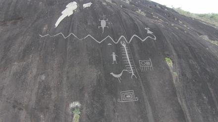 Auf dieser undatierten, vom Forscher Dr. Philipp Riris zur Verfügung gestellten Darstellung sind an einem Felsen Petroglyphen und ihre entsprechende Größe im Verhältnis zum Maßstab zu erkennen.