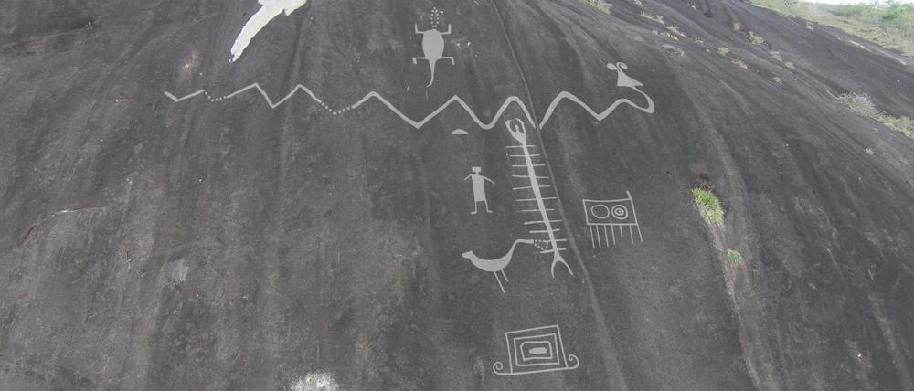 Auf dieser undatierten, vom Forscher Dr. Philipp Riris zur Verfügung gestellten Darstellung sind an einem Felsen Petroglyphen und ihre entsprechende Größe im Verhältnis zum Maßstab zu erkennen.