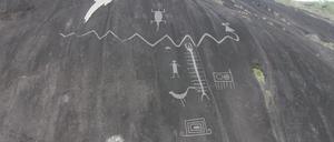 Auf dieser undatierten, vom Forscher Dr. Philipp Riris zur Verfügung gestellten Darstellung sind an einem Felsen Petroglyphen und ihre entsprechende Größe im Verhältnis zum Maßstab zu erkennen.