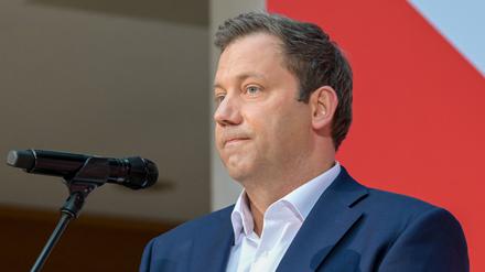 Lars Klingbeil (SPD) mit zusammengepressten Lippen auf der SPD-Wahlparty
