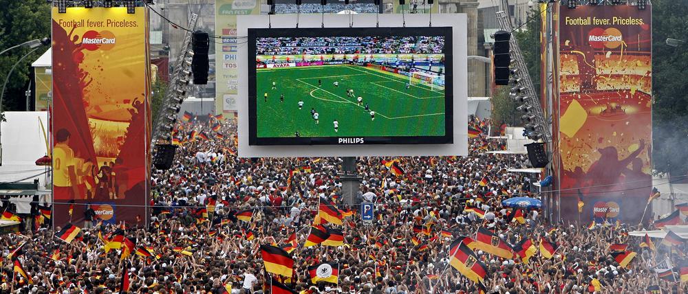 Tausende Zuschauer verfolgen auf der Fanmeile am Brandenburger Tor in Berlin das WM-Fußballspiel zwischen Deutschland und Argentinien im Jahr 2006.