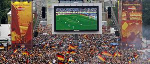 Tausende Zuschauer verfolgen auf der Fanmeile am Brandenburger Tor in Berlin das WM-Fußballspiel zwischen Deutschland und Argentinien 2006 (Archivbild).