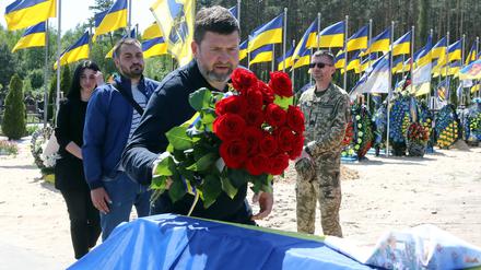 Oleksandr Markushyn, Bürgermeister von Irpin, bei einer Trauerfeier für Soldaten. 