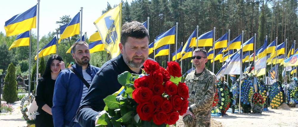 Oleksandr Markushyn, Bürgermeister von Irpin, bei einer Trauerfeier für Soldaten.