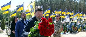 Oleksandr Markushyn, Bürgermeister von Irpin, bei einer Trauerfeier für Soldaten. 