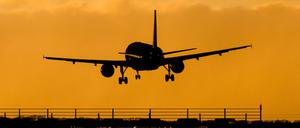 Ein Flugzeug landet am Flughafen Hannover.