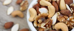 Verschiedene Nusssorten liegen in einer Schalle.