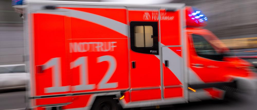 Ein Rettungswagen fährt mit Blaulicht zum Einsatz.