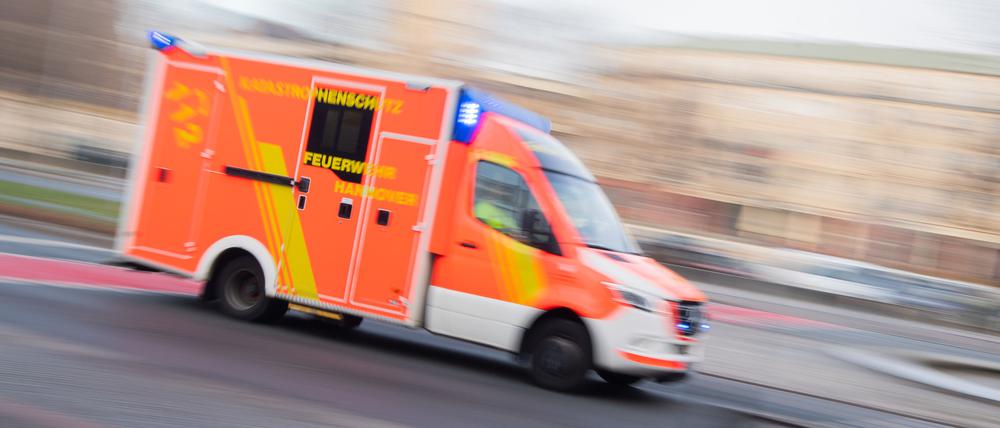 Ein Rettungswagen der Feuerwehr fährt mit Blaulicht durch die Innenstadt. (Symbolbild)