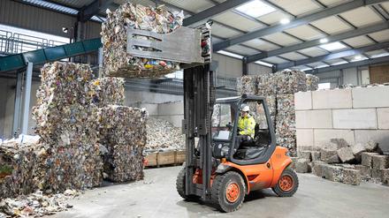 Ein Mitarbeiter hebt mit einem Gabelstapler in Ballen gepressten Aluminiumabfall aus der Gelben Tonne in einer Halle des neuen Werk II der Recyclingfirma PreZero Pyral.
