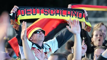 Schwarz-rot-goldene Fußballfreude: Ein Fan feuert die deutsche Nationalmannschaft an. 