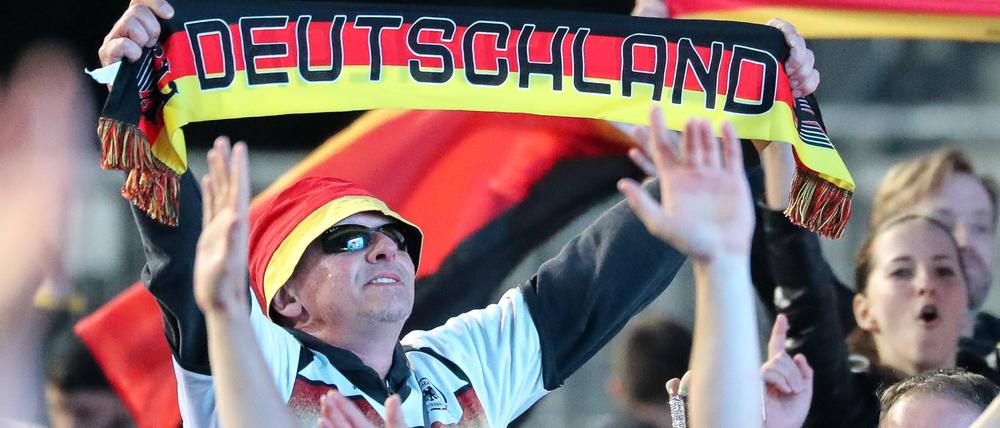 Schwarz-rot-goldene Fußballfreude: Ein Fan feuert die deutsche Nationalmannschaft an.