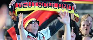 Schwarz-rot-goldene Fußballfreude: Ein Fan feuert die deutsche Nationalmannschaft an. 