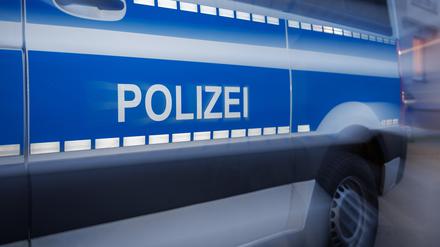 Polizeifahrzeug in Fahrt (Symbolbild)