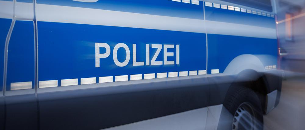 Polizeifahrzeug in Fahrt (Symbolbild)