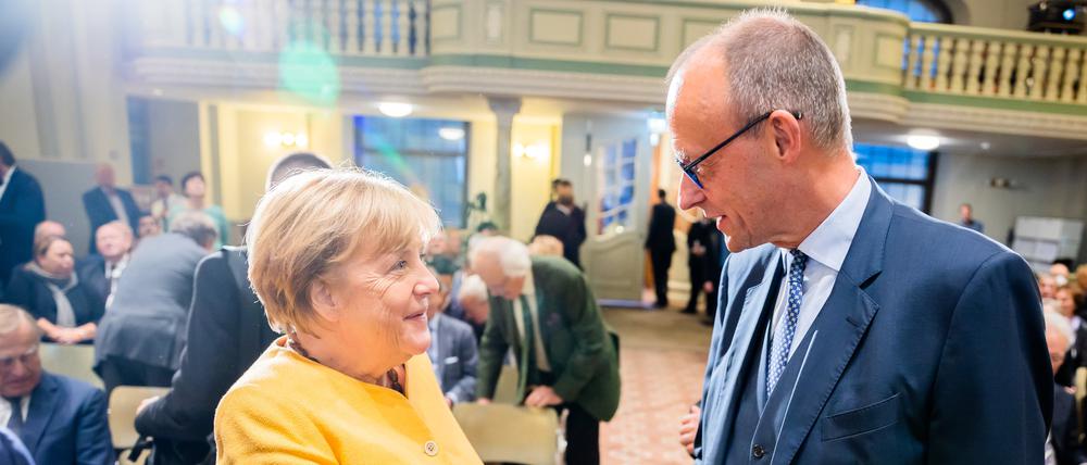 Angela Merkel (CDU), ehemalige Bundeskanzlerin, und Friedrich Merz, CDU-Bundesvorsitzender, begrüßen sich bei der Eröffnungsveranstaltung der Bundeskanzler-Helmut-Kohl-Stiftung in der Friedrichstadtkirche am Gendarmenmarkt (Archivbild).