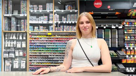 Anika Guse, 27,  berät Kunden beim Kauf von Kunst- und Architekturartikeln.