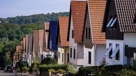 Häuserreihe mehrerer Einfamilienhäuser. Aus dem Mantra „Lage, Lage, Lage“ ist inzwischen „Lage, Lage, Energie“ geworden.