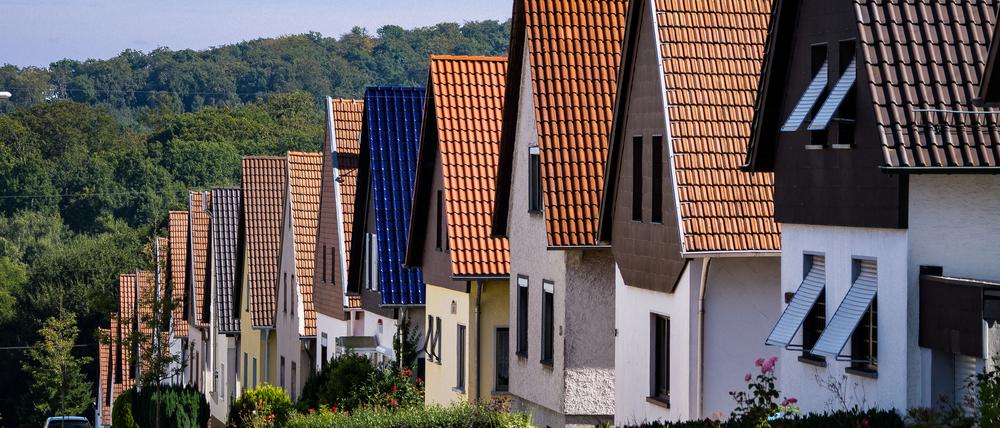Häuserreihe mehrerer Einfamilienhäuser. Aus dem Mantra „Lage, Lage, Lage“ ist inzwischen „Lage, Lage, Energie“ geworden.
