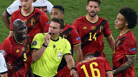 Fußball: EM, Finalrunde, Achtelfinale, Belgien - Portugal im Stadion La Cartuja. Schiedsrichter Felix Brych (M.) ist umringt von Belgiens Spielern Romelu Lukaku (l.-r.), Eden Hazard, Dries Mertens und Axel Witsel. 