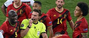 Fußball: EM, Finalrunde, Achtelfinale, Belgien - Portugal im Stadion La Cartuja. Schiedsrichter Felix Brych (M.) ist umringt von Belgiens Spielern Romelu Lukaku (l.-r.), Eden Hazard, Dries Mertens und Axel Witsel. 