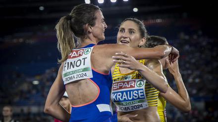 Gesa Krause (rechts) gratuliert Alice Finot (links) zur Goldmedaille.