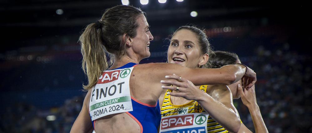 Gesa Krause (rechts) gratuliert Alice Finot (links) zur Goldmedaille.