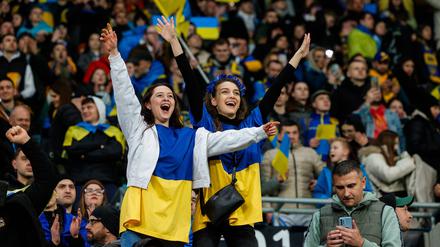 Fans der ukrainischen Nationalmannschaft beim EM-Qualifikationsspiel gegen Island im März 2024 in Wrocław.