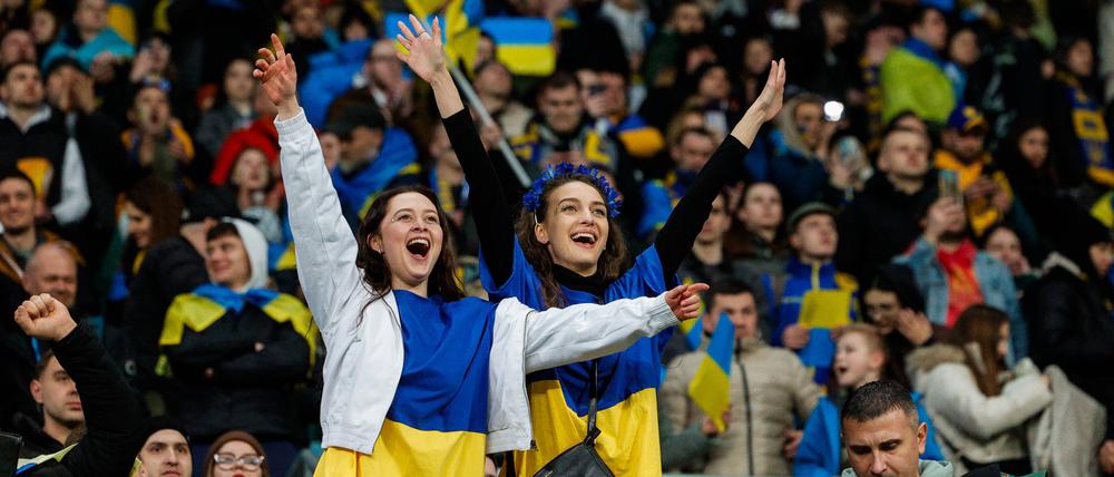 Fans der ukrainischen Nationalmannschaft beim EM-Qualifikationsspiel gegen Island im März 2024 in Wrocław.