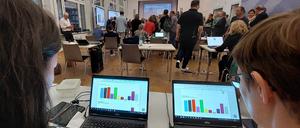 Kommunalwahl Potsdam 2024, zentrale Wahlparty der Stadt im Alten Rathaus Potsdam, Warten auf die Wahlergebnisse 