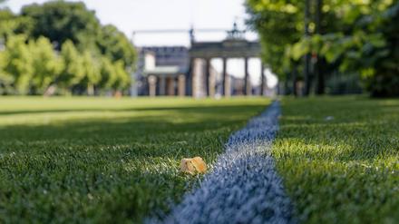Riesige Kunstrasen-Fanmeile mit Public Viewing zur Fußball-Europameisterschaft 2024 im Berliner Tiergarten vor dem Brandenburger Tor. 